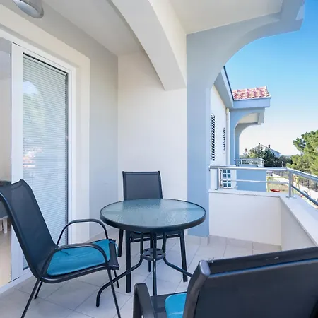 Apartments with a parking space Vrsi, Zadar - 15944 Vrsi